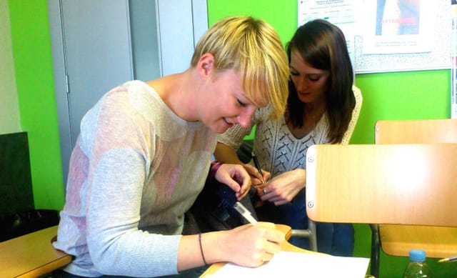 Dues alumnes escrivint un text