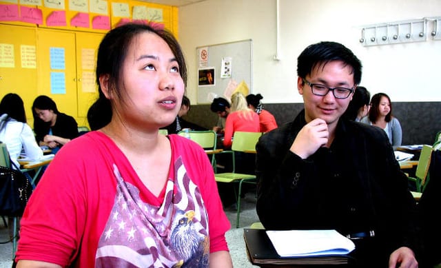 Estudiant buscant la paraula adequada