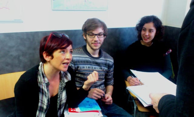 Estudiant de tercer curs preguntant al seu professor