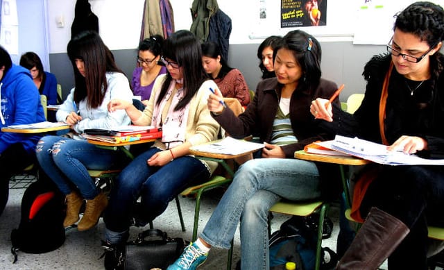 Estudiants llegint un text