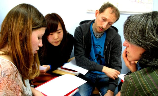 Estudiants treballant en grups