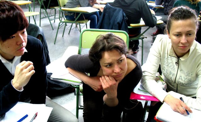 Un grup d‘estudiants escoltant un company