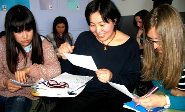 Un grup d‘estudiants llegint un text