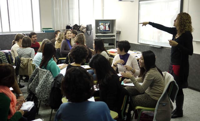Alumnes treballant a classe