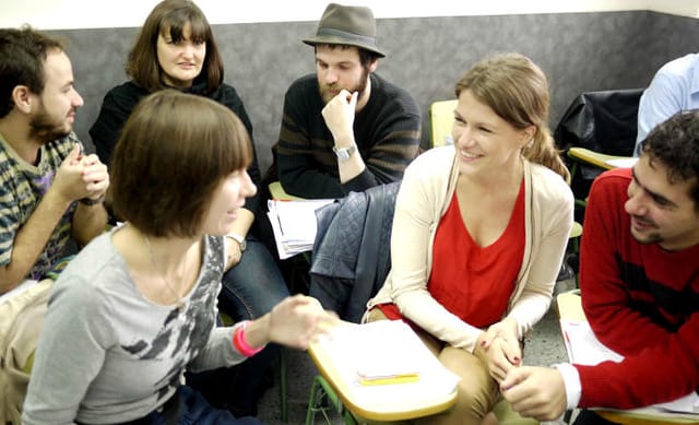 Alumnes practicant conversa