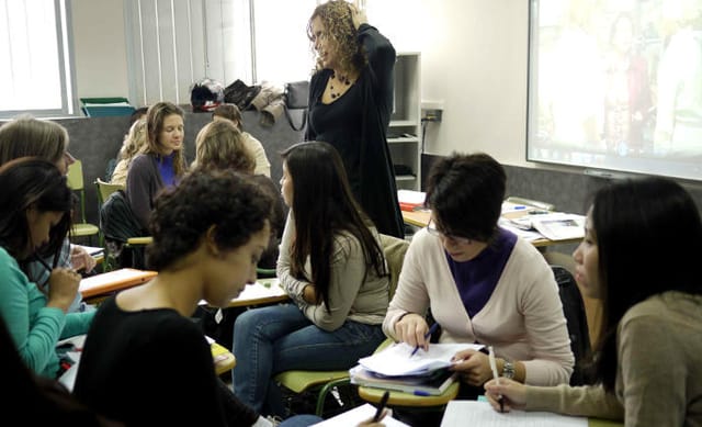 Alumnes i professora a classe