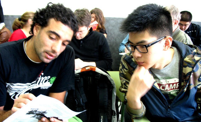 Dos estudiantes trabajando el léxico